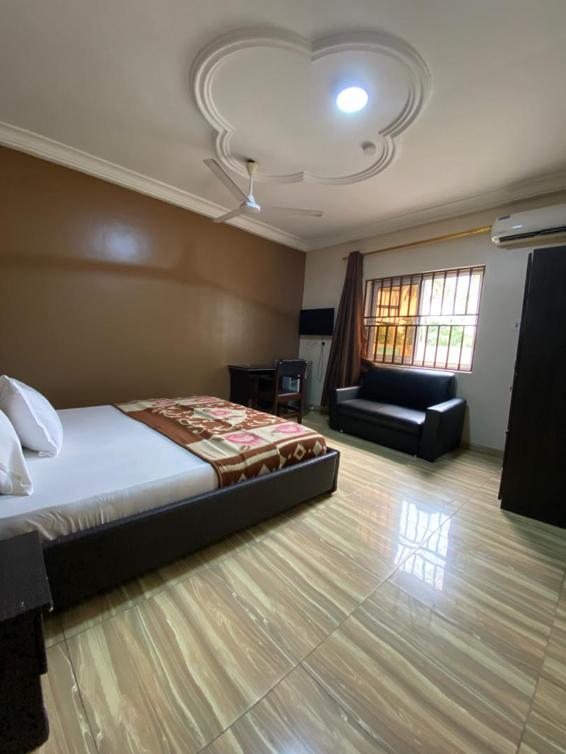 Spacious room with sofa at the Medie branch